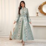 Robe-orientale-longue-brodee-avec-ceinture-et-manches-evasees-picture-4